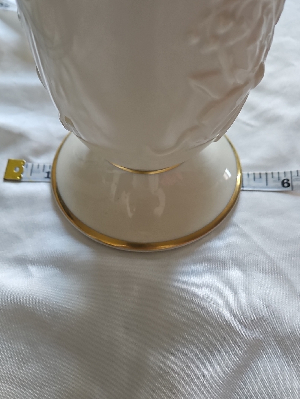 Lenox Cream Vase with Gold Trim - Picture 16 of 16